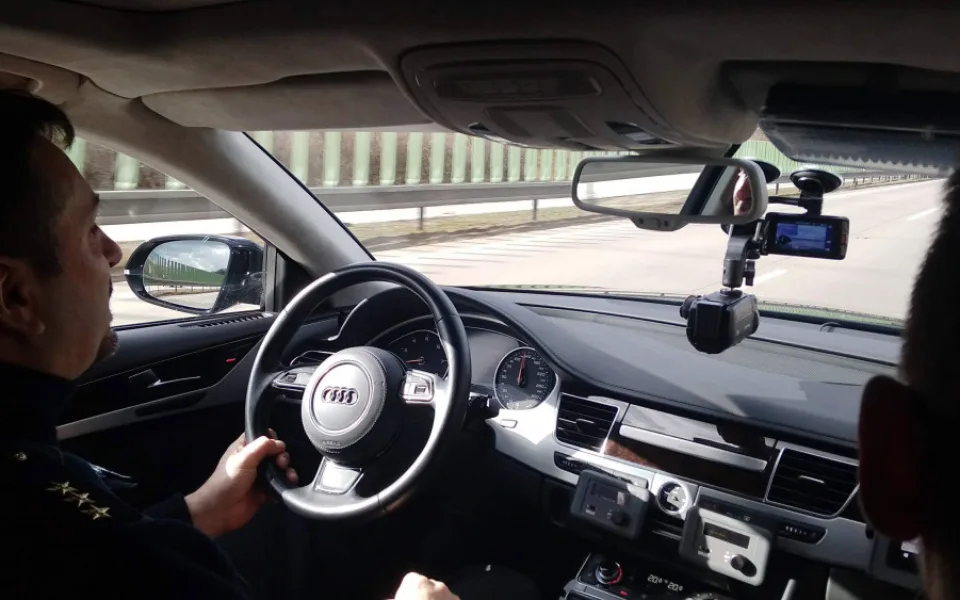 Dopravní policie nasadila do boje s piráty silnic speciálně vybavenou Audi A8.