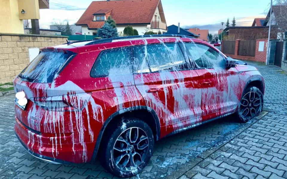 Prostějovské zastupitelce někdo polil auto barvou. Zajímala se o hospodaření městské firmy Dřevo Prostějov.