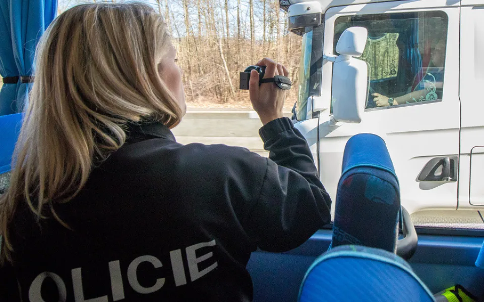 Policisté si na řidiče nově posvítí autobusem, vidí i do kabiny kamionů.