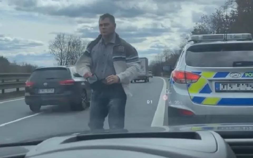 Podivná kontrola u Prostějova. Policista v civilu zastavil řidiče přímo na dálnici.