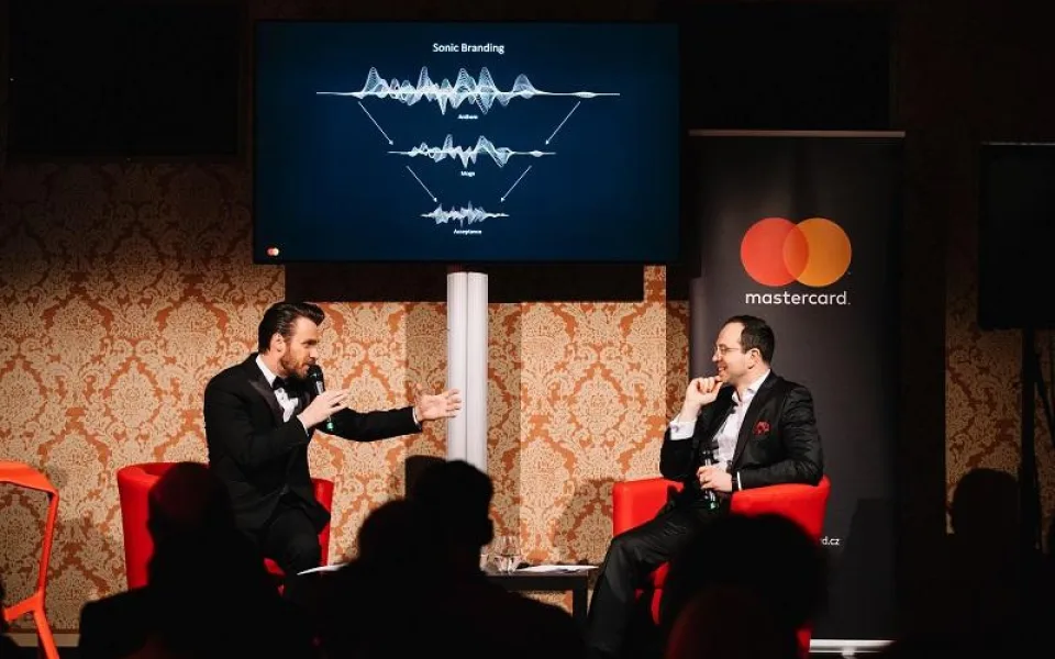 Mastercard zavádí zvukovou znělku, placení kartou bude mít svou melodii.