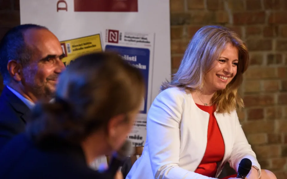 Slováci rozhodnou, zda novým prezidentem bude Čaputová či Šefčovič.