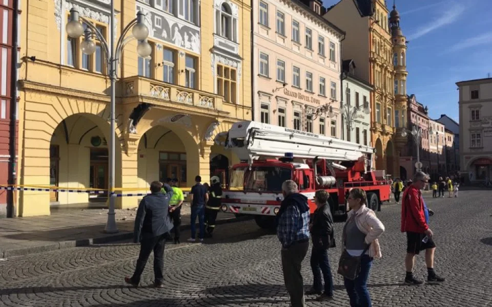 Z jedné budovy na budějckém náměstí upadl obří kus omítky. Nikoho naštěstí nezranil.
