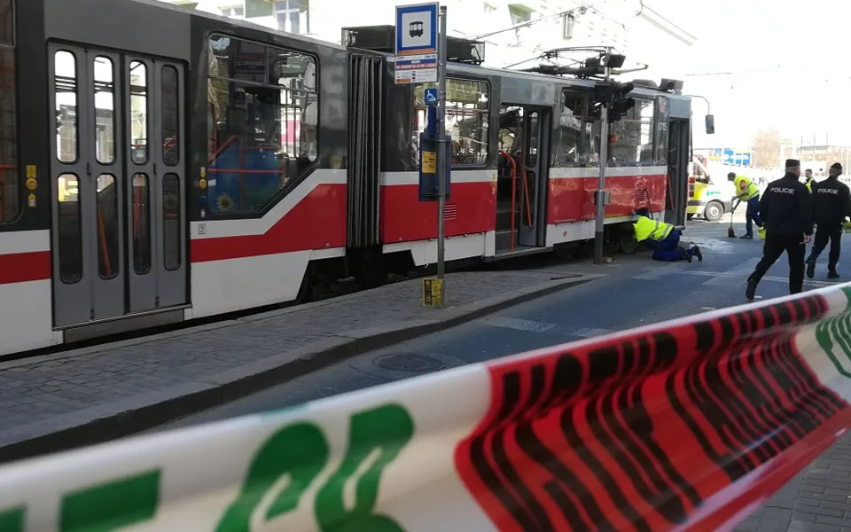 Všichni zranění cestující ze včerejší nehody mají podle odborníka nárok na vysoké odškodnění.