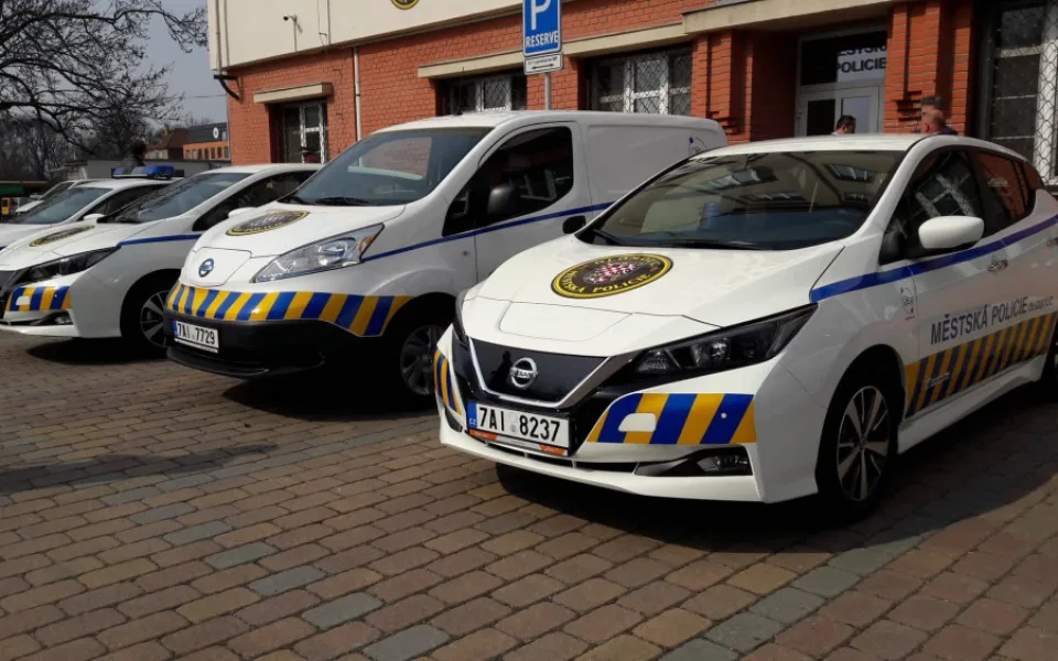 Olomoučtí strážníci budou jezdit novými elektromobily.