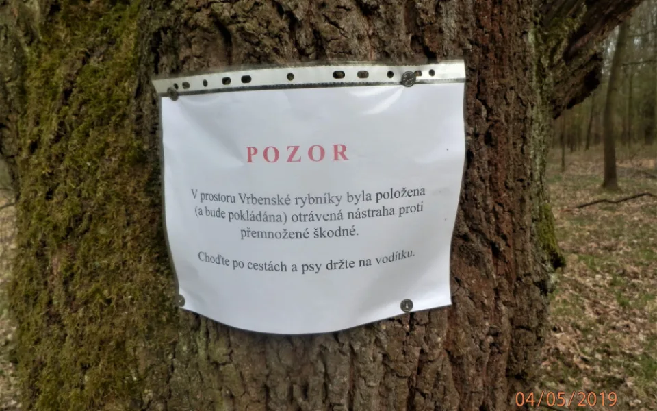 Cedule u Vrbenských rybníků.
