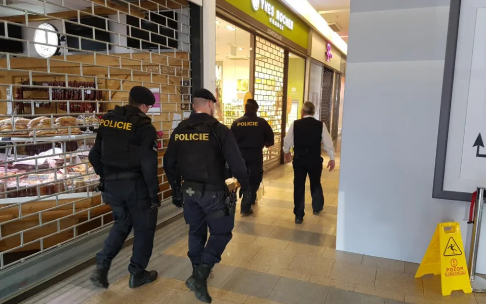 U Fora zasahují kvůli údajné bombě hasiči i policisté.