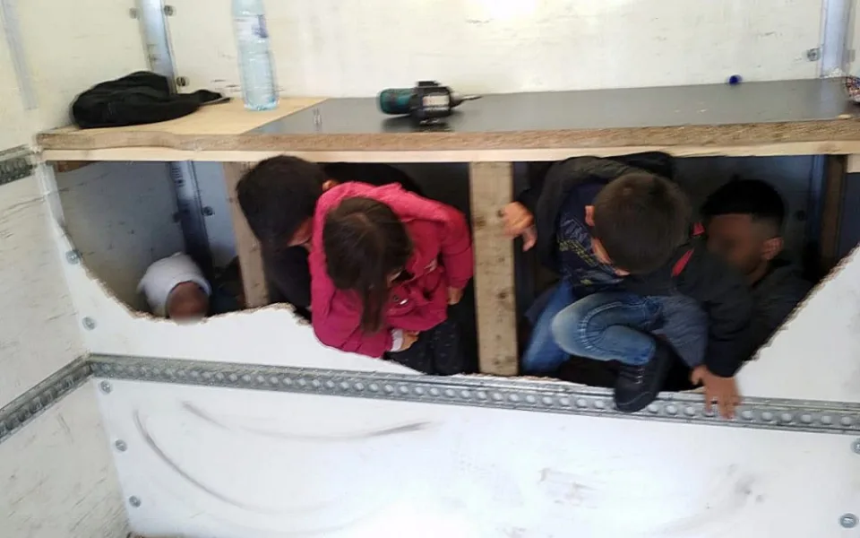 Policie našla v dodávce na dálnici D1 na Vysočině běžence. Z toho byly tři zhruba čtyřleté děti.