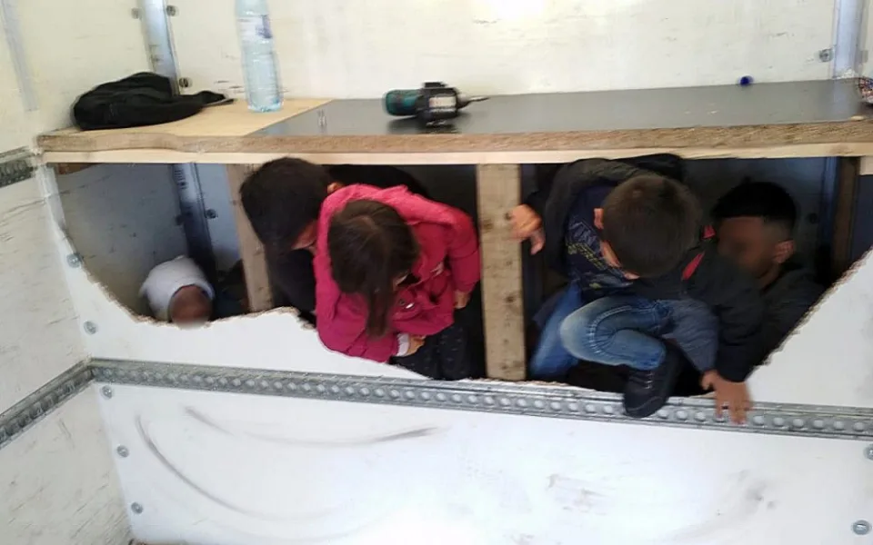 Cizinec, který převážel 13 migrantů včetně dětí, skončil ve vazbě. Běženci pochází z Íránu.