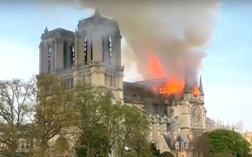 Katedrála Notre-Dame hoří, přišla o střechu i věž