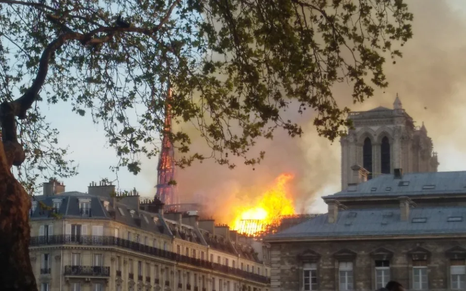 Babiš nabízí pro obnovu Notre-Dame finance, Zeman restaurátory
