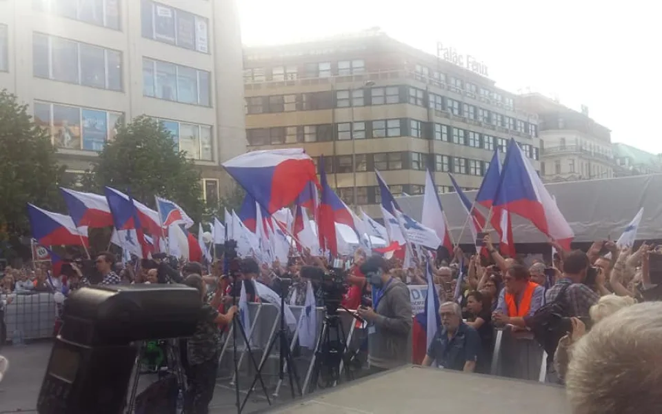 Nadávky a zásah policie. V centru Prahy se sešli příznivci SPD i jejich odpůrci