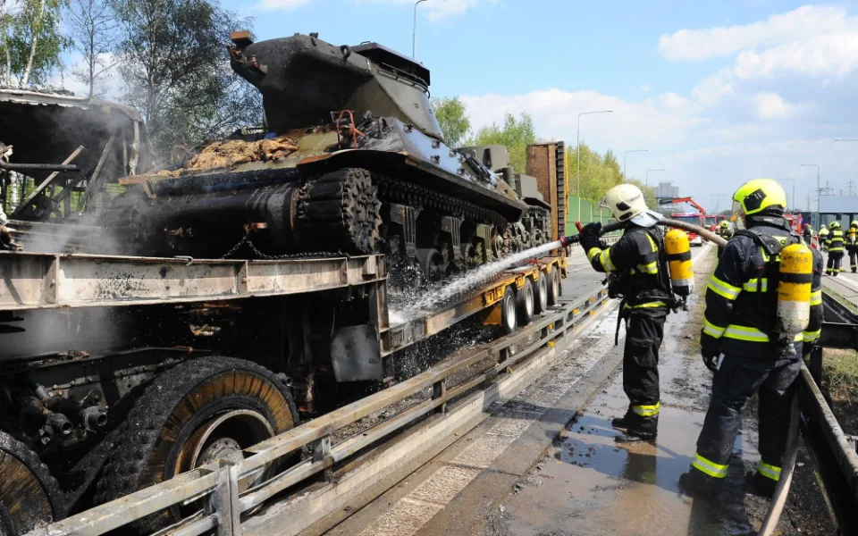 Na Pražském okruhu se dnes srazil kamion převážející tanky s autobusem.