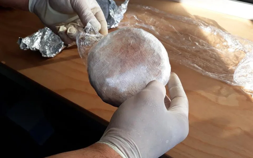 Celníci zastavili na dálnici D3 osobák, našli v něm skoro kilo a půl heroinu.