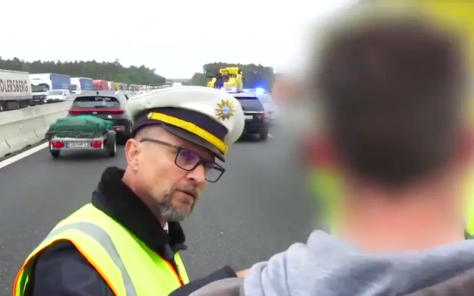 Chcete vidět mrtvé lidi? Vyfotit si je? Německý policista vyškolil českého řidiče.