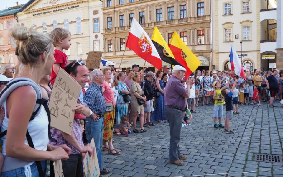Tisíce lidí protestovaly v městech proti Babišovi a Benešové.