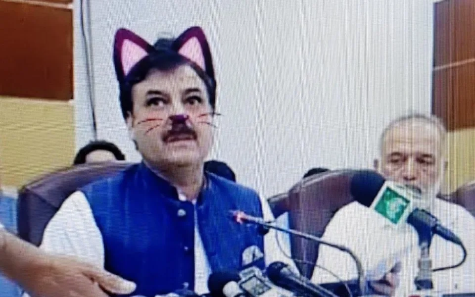 Internet se baví streamem pákistánské ministerstva. Omylem vysílalo s kočičím filtrem.