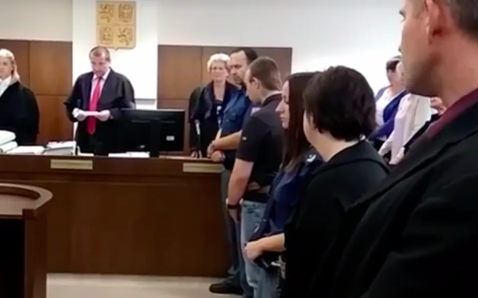 Petra Janáková, která byla odsouzena za vraždu sběratele, a následně byl její trest kvůli těhotenství přerušen, nyní pobývá v Jilemnici. Místní jí na sociálních sítích adresují nenávistné i vulgární vzkazy.