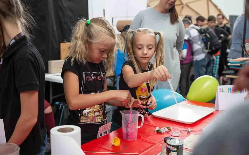 Před vysvědčením na Maker Faire Prague. Sedm aktivit, které s dětmi můžete vyzkoušet na festivalu kreativity.