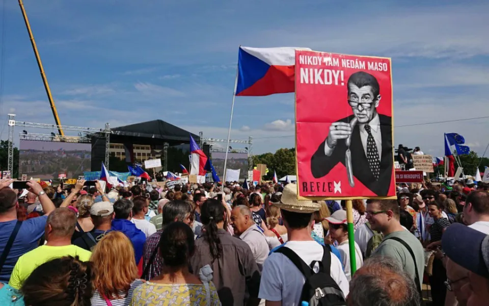 Na Letné podle organizátorů demonstruje čtvrt milionu lidí