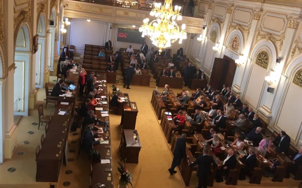 Babišova vláda po 17 hodinách jednání ustála hlasování o nedůvěře