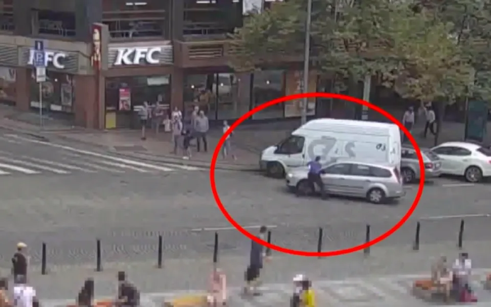 Řidič v Praze vezl na kapotě strážníka, když ujížděl od přestupku.