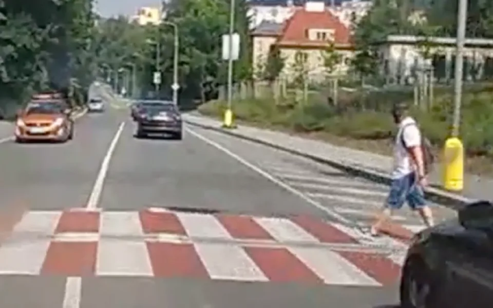 Sanitka mířila k vážnému případu, chodec se sluchátky ji asi ani nezaregistroval.