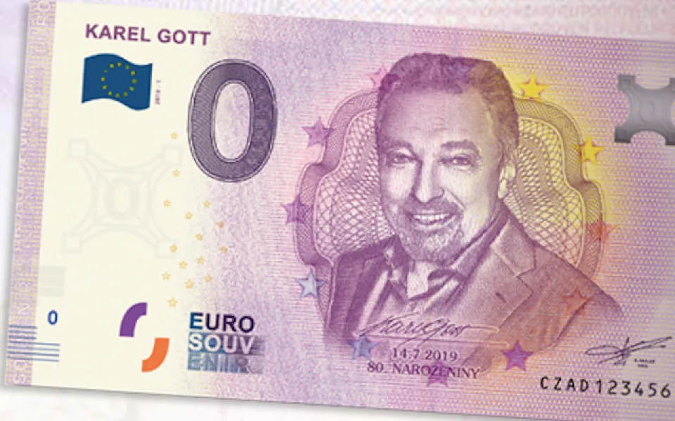 Začal prodej bankovek s Gottem, v dešti čekají stovky lidí.
