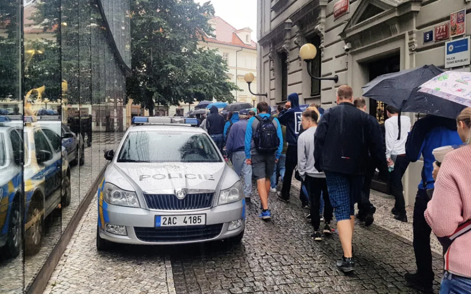 Fronty na eurobankovku s Karlem Gottem v Praze