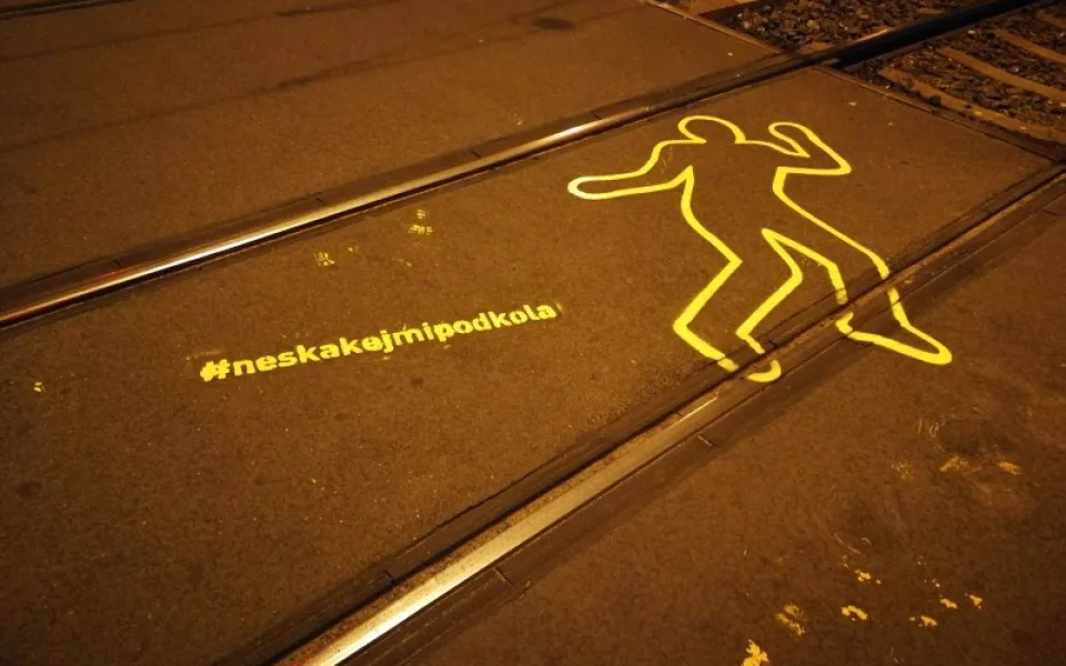 Lidské siluety varují Pražany před vstupem do tramvajové trati.