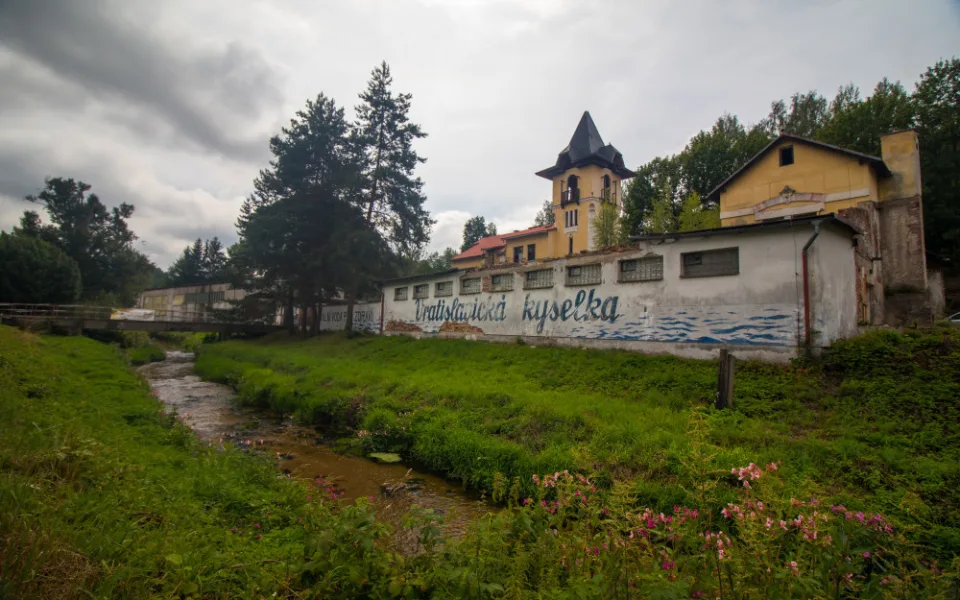 Ve Vratislavické kyselce začíná rekonstrukce. Minerálka se bude stáčet nejdřív za tři roky.
