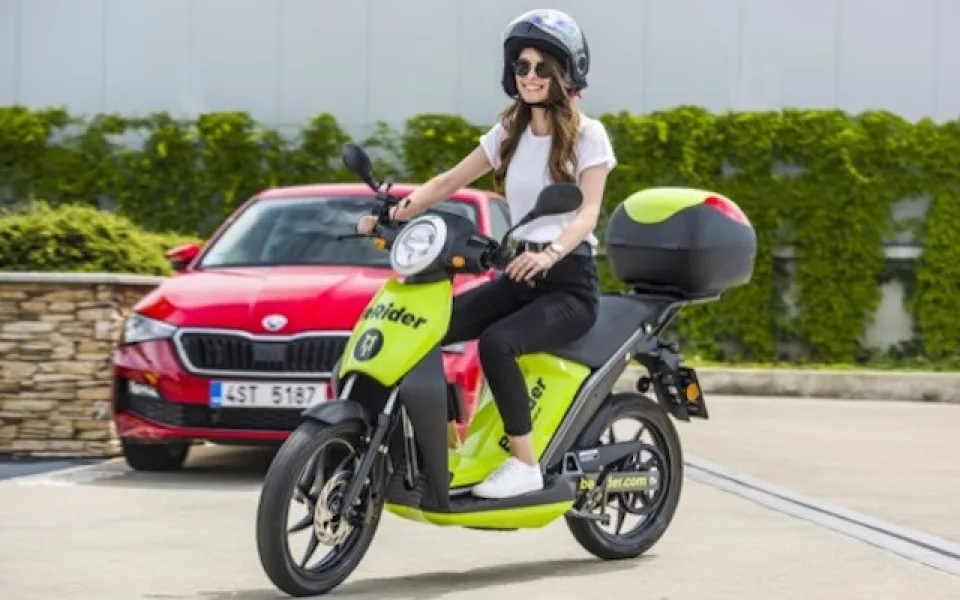 Škoda spustí v Praze službu sdílených elektrických skútrů.