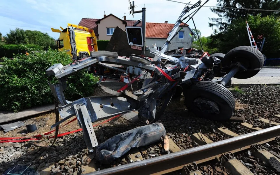 Policie obvinila řidiče auta, který se srazil s vlakem v Uhříněvsi