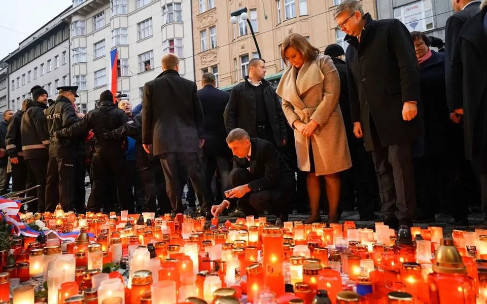 Za pískotu protestujících Babiš ráno položil květinu na Národní.