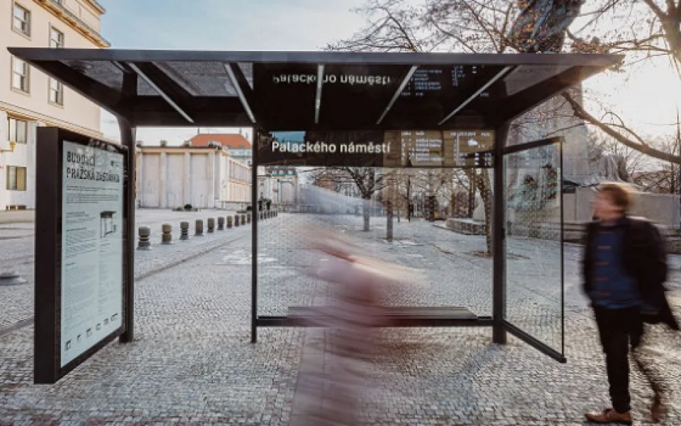 Praha představila prototyp nového přístřešku MHD.