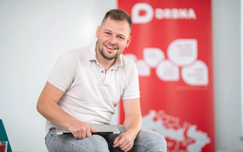 Je jednoduché nadávat na sociálních sítích, říká šéfredaktor Drbna.cz Michael Daněk.