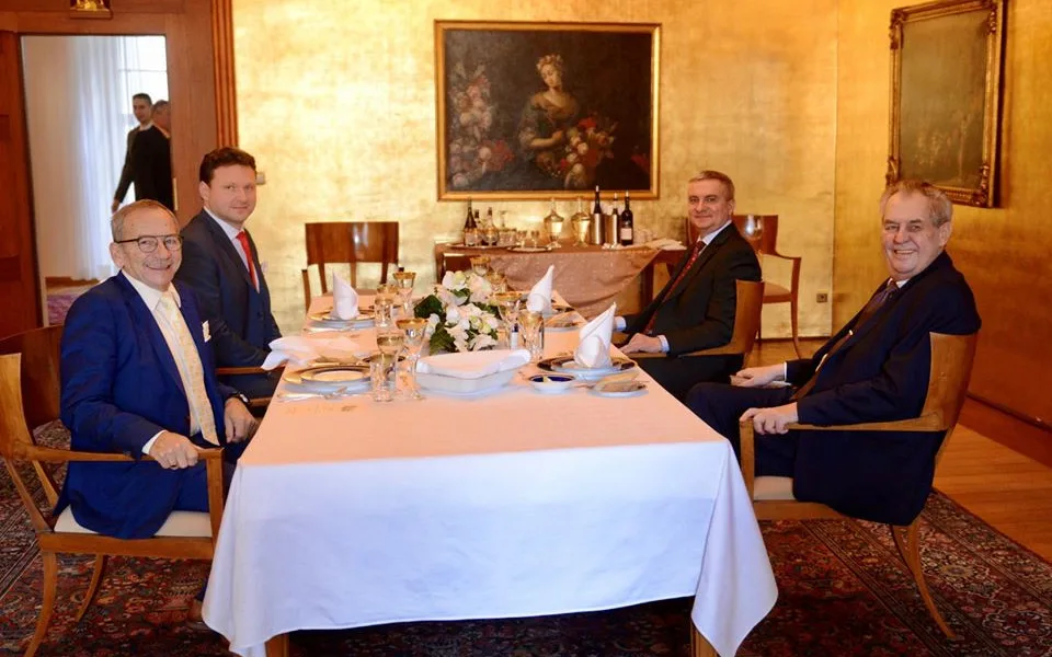 Vondráček dal Zemanovi palírnu, Kubera mu dal nůž a dostal holí.