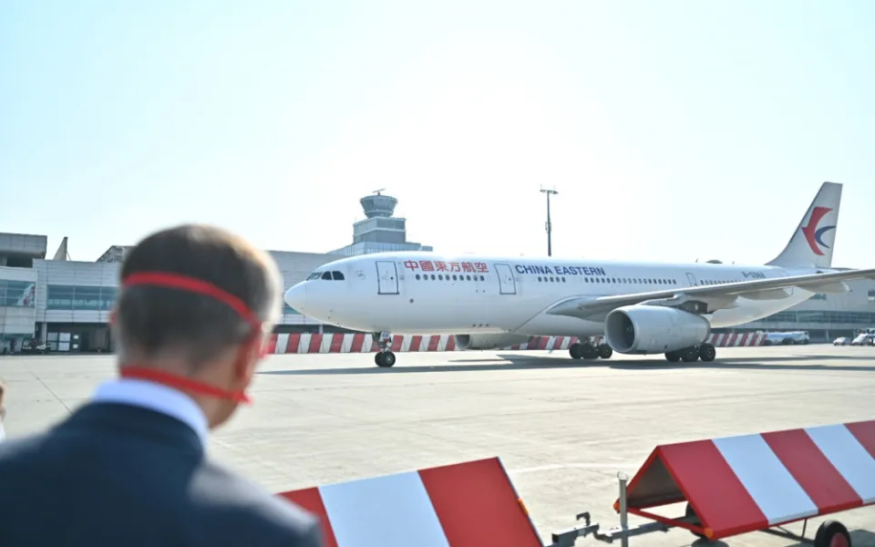 Do Česka dorazila z Číny dodávka 1,1 milionu respirátorů.
