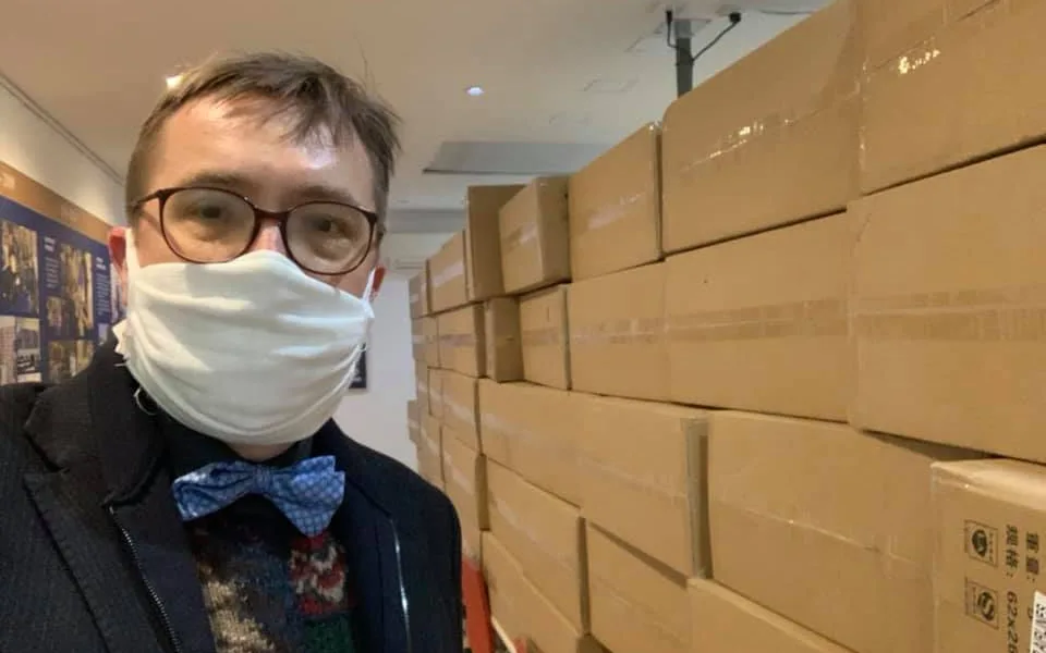 Zubaři kritizují vládu. První zásilka respirátorů se k nim dostala až dnes v noci.