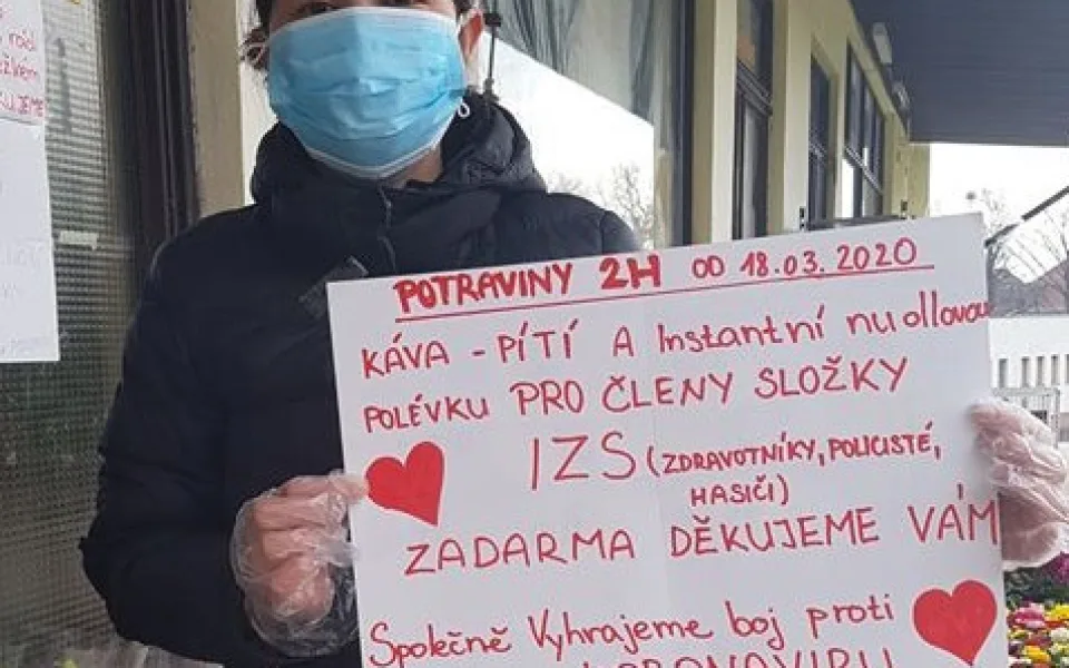 Vietnamci v Česku se zapojili do boje s novým koronavirem.