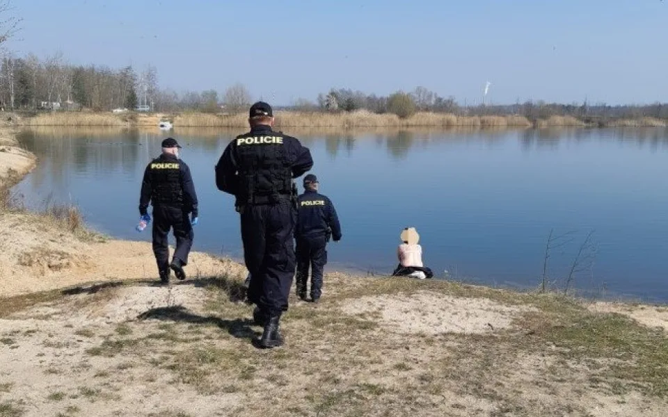 Policisté nachytali na pláži nudisty, přinutili je nasadit si roušky.