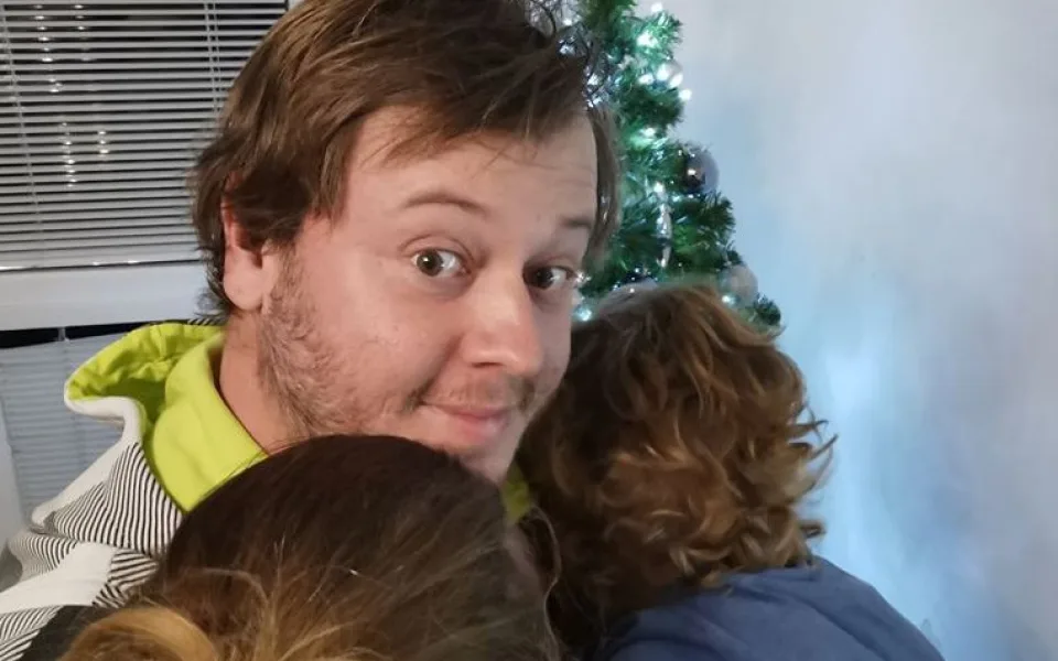 Jsem nejlepší otec na světě. Mám to napsaný ha hrníčku a hrníčky nikdy nelžou, říká spisovatel Dominik Landsman.
