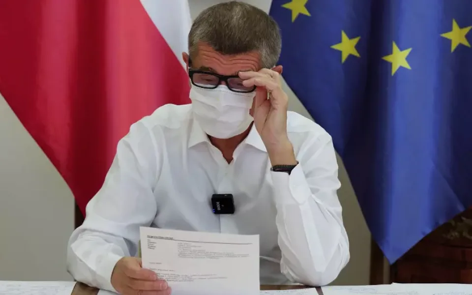 Ministři nevidí problém v tom, že Babiš tiskl mimo úřad vlády.