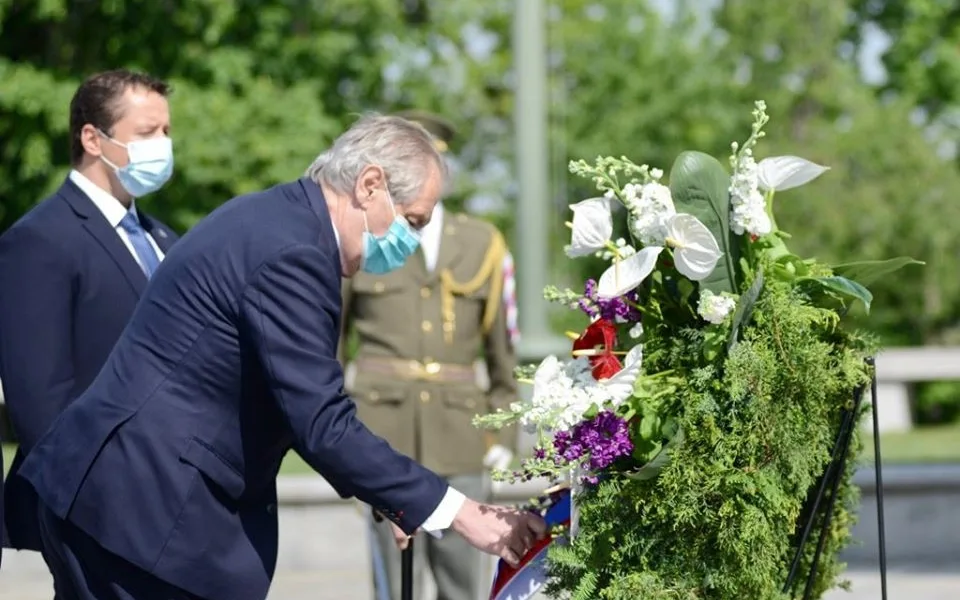 Politici k výročí konce války položili věnce, kvůli viru odděleně.