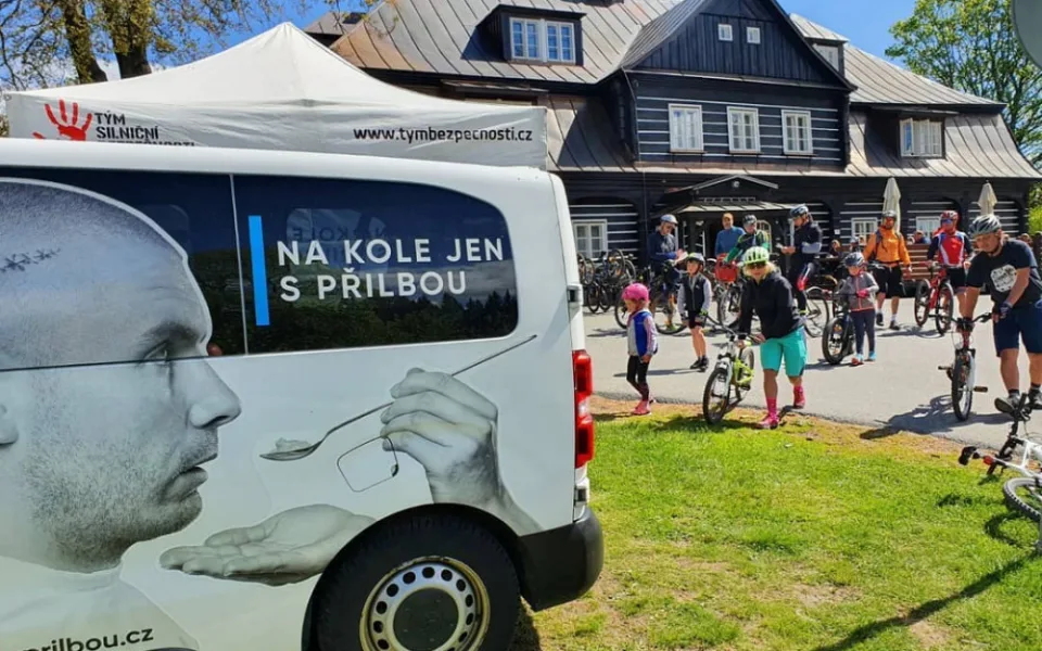 Projektu Na kole jen s přilbou je deset let. S cyklisty bude slavit napříč celou republikou-