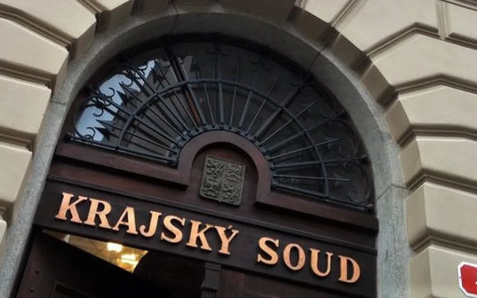Justice loni dále zrychlovala, některé soudy zůstávají přetížené