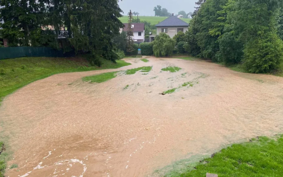 Déšť rozvodní menší toky na jihu Čech, pak i na Moravě a v Slezsku