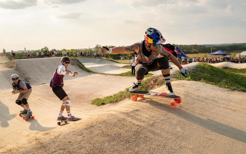 Longboardový závod Red Bull Feel the Wheel vyhrál snowboardcrossař Bruno Tatarko
