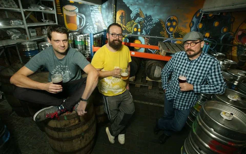 Jiří Andrš (vlevo), Jakub Sychra (uprostřed) a obchodní sládek Budvaru Aleš Dvořák. Foto: Hynek Glos.