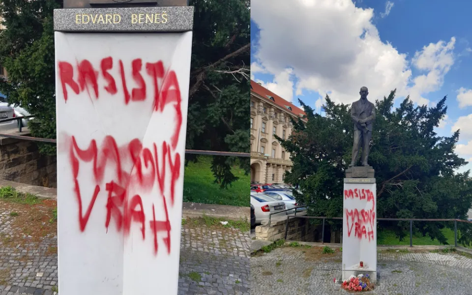 K soše Beneše v Praze někdo napsal, že byl rasista a masový vrah